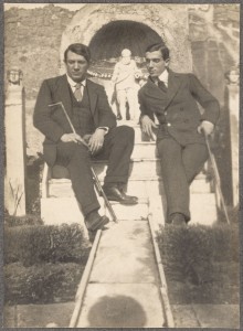 10)Picasso e Léonide Massine nel giardino della casa di Marco Lucrezio a Pompei fotografati da Jean Cocteau 1917. Fotografia ai sali d’argento Paris, Musée Picasso © J. Cocteau 