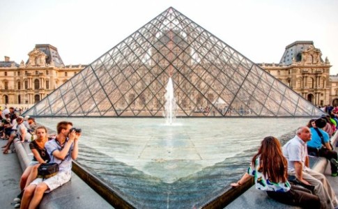 Piramide del Louvre