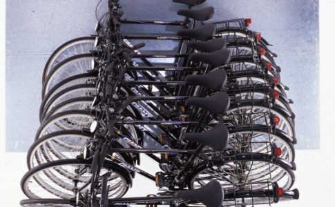 Slow Motion, 1995 Accumulazione di biciclette pendenti (Arman)