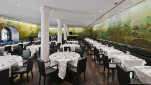 La sala decorata da affreschi del ristorante Rex Whistler, all’interno della Tate Britain di Londra