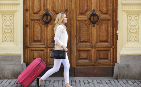 Ricerca Booking.com: in costante aumento le donne che viaggiano sole per lavoro