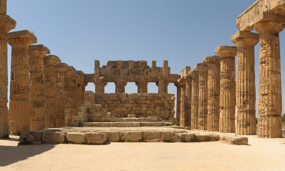 Selinunte, Sgarbi: "Entro sette mesi ricostruiremo colonne del tempio G"