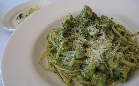 Pesto alla genovese: la storia della ricetta che mira all'Unesco