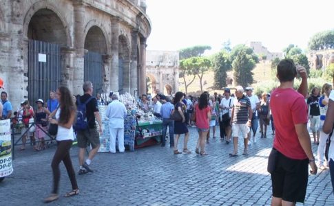 Roma, venditore ambulante tenta scippo a due turisti al Colosseo