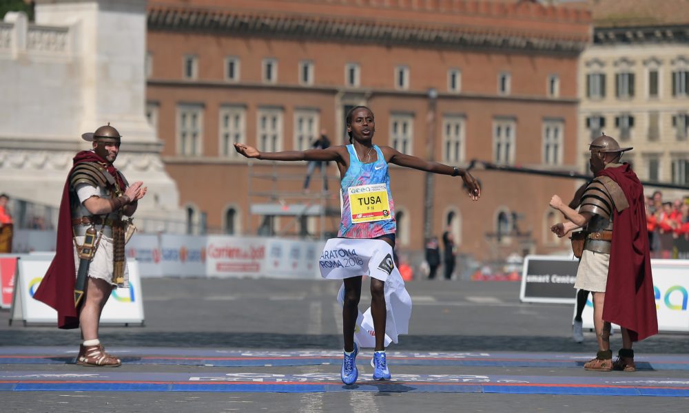 Maratona di Roma, Birech e Tusa i vincitori davanti a una folla di spettatori