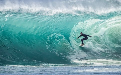 Non solo la California: le spiagge dove praticare surf offrono una vasta scelta anche nel continente europeo. Dalla Francia al Portogallo fino alla Spagna, i surfisti hanno a disposizione tante opportunità, alcune di queste presenti anche in Italia.