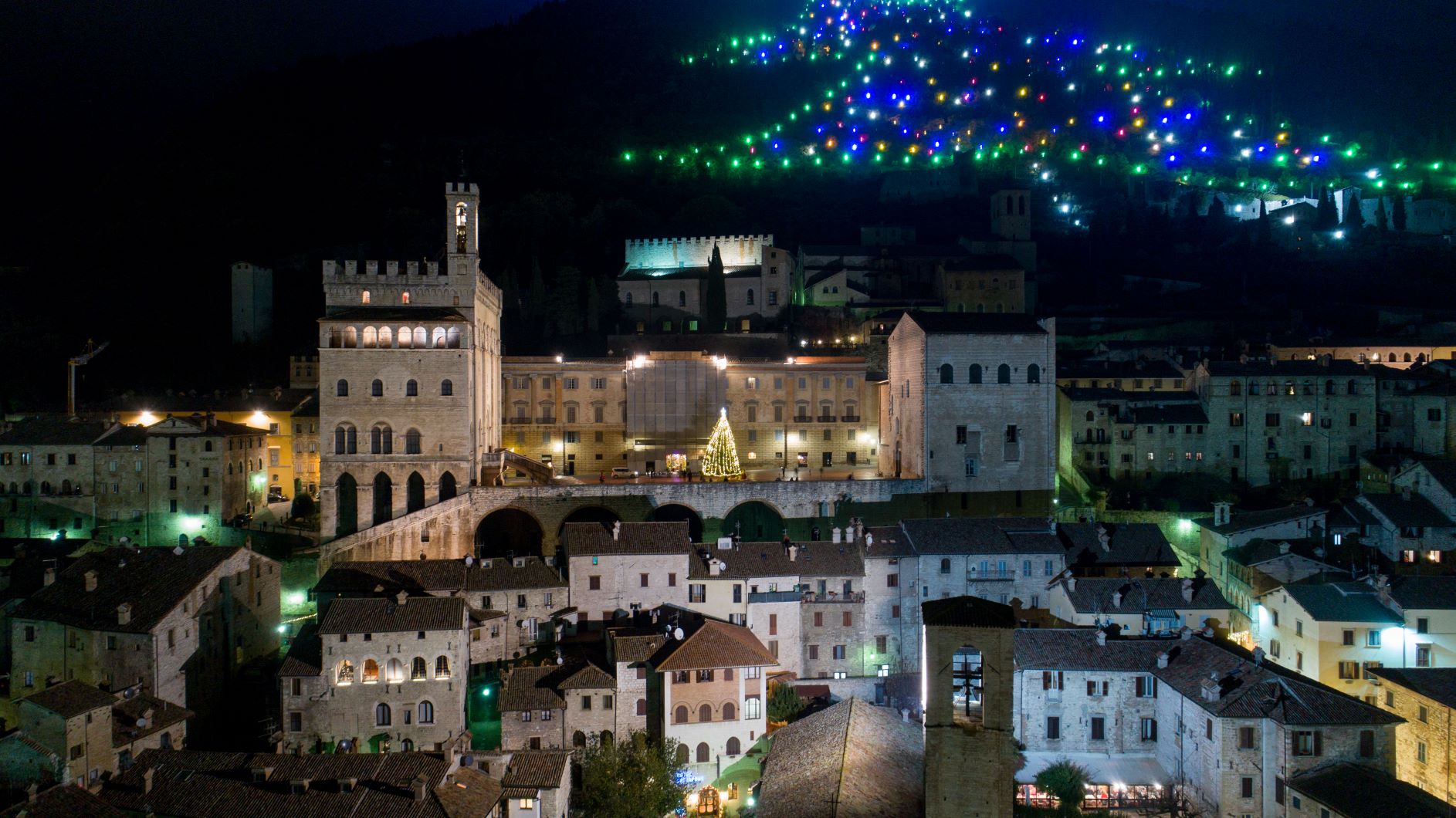 Si riaccendono le luci dell'albero di Natale a Gubbio - TgTourism