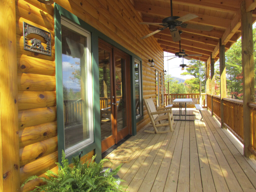 Patio di legno, Away From It All In The Smokies. Fonte: Airbnb