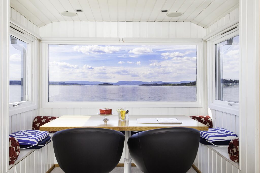 Tavolo e finestra su mare. Fonte: Airbnb