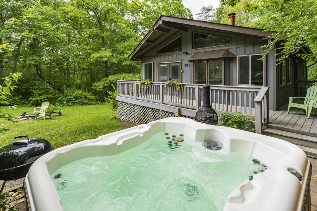 Vasca idromassaggio con casa sullo sfondo, Fonte: Airbnb