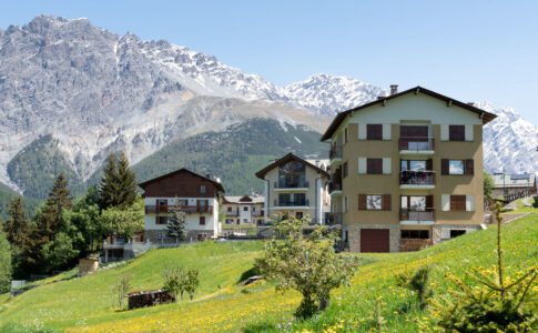Estate 2021 via Italianway. Attico in Valtellina, con sfondo montagne.