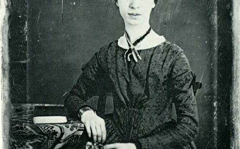 Emily Dickinson. Ritratto della poetessa da giovane nella sua casa ad Amherst, vicino a Boston. Via Wikimedia Commons.