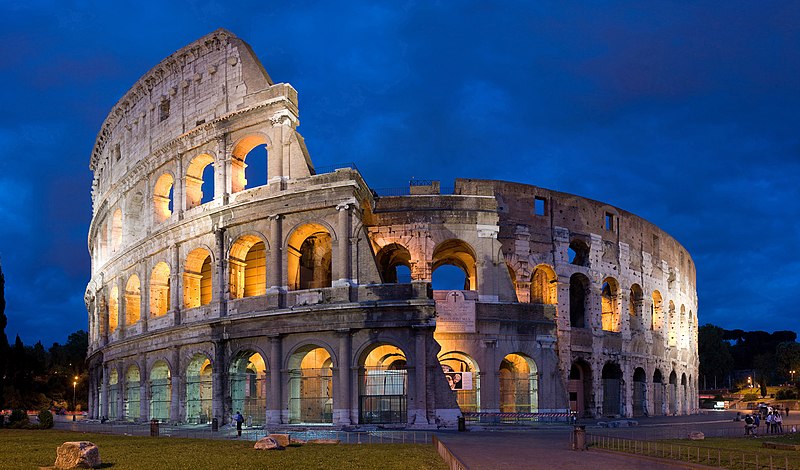 UniCredit- Enit per il turismo in Italia. Veduta notturna del Colosseo (via Wikimedia Commons).