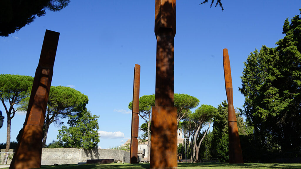 Opera esposta al Beverly Pepper Park. A Todi, sculture outdoor di Land Art. Ph. Umbria Tourism.