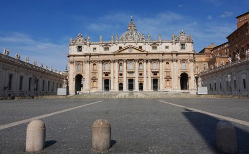 Decreto Covid, Piazza San Pietro in Vaticano, Roma. Foto di Bradiporap, da Pixabay.
