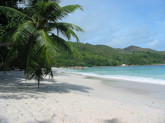 Spiaggia sull'Isola di Praslin. Via Wikimedia Commons.