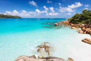 Spiaggia dell'isola di Praslin . Via Seychelles Travel
