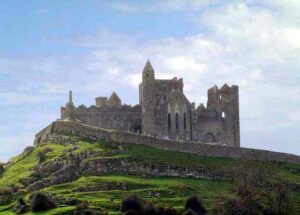 Rock of Cashel, Irlanda orientale. Via Wikimedia Commons.