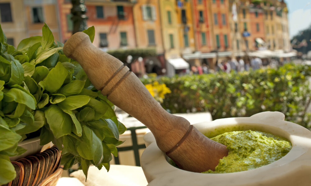 Pesto alla genovese con mortaio. Via Visit Genoa.
