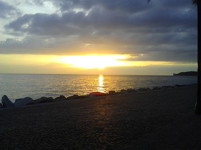 2 giugno, immagine di spiaggia al tramonto. Via Wikimedia Commons.