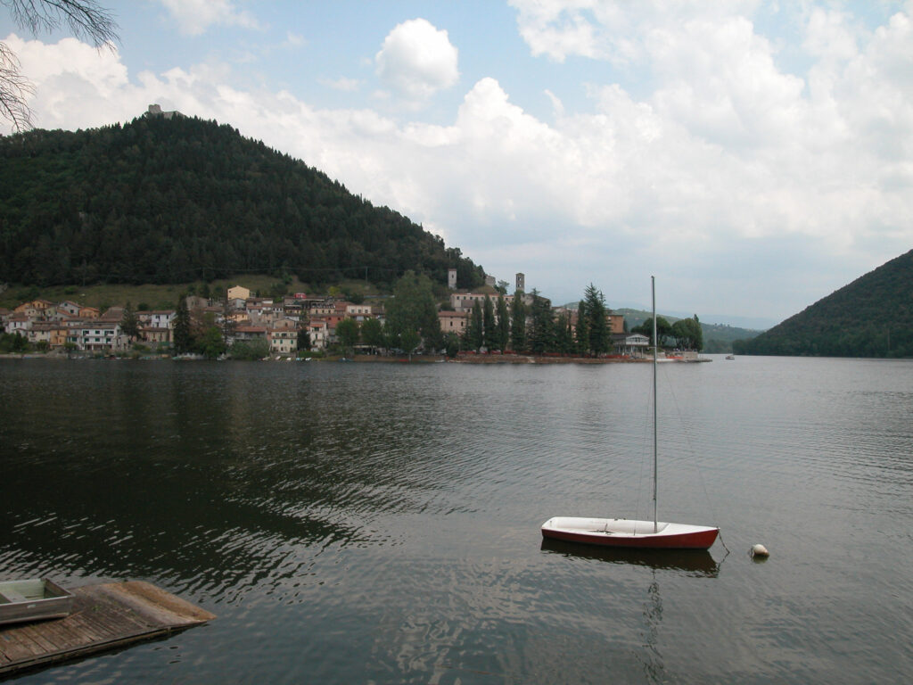 Canottaggio al lago di Piediluco. Via Umbria Tourism.