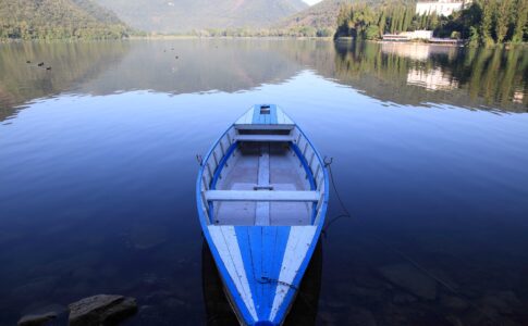 Canottaggio al lago di Piediluco. Via Umbria Tourism.