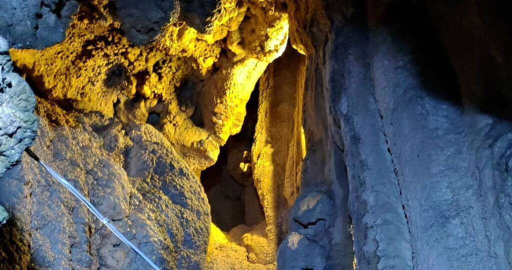 Grotte di Rescia. Via in-Lombardia.