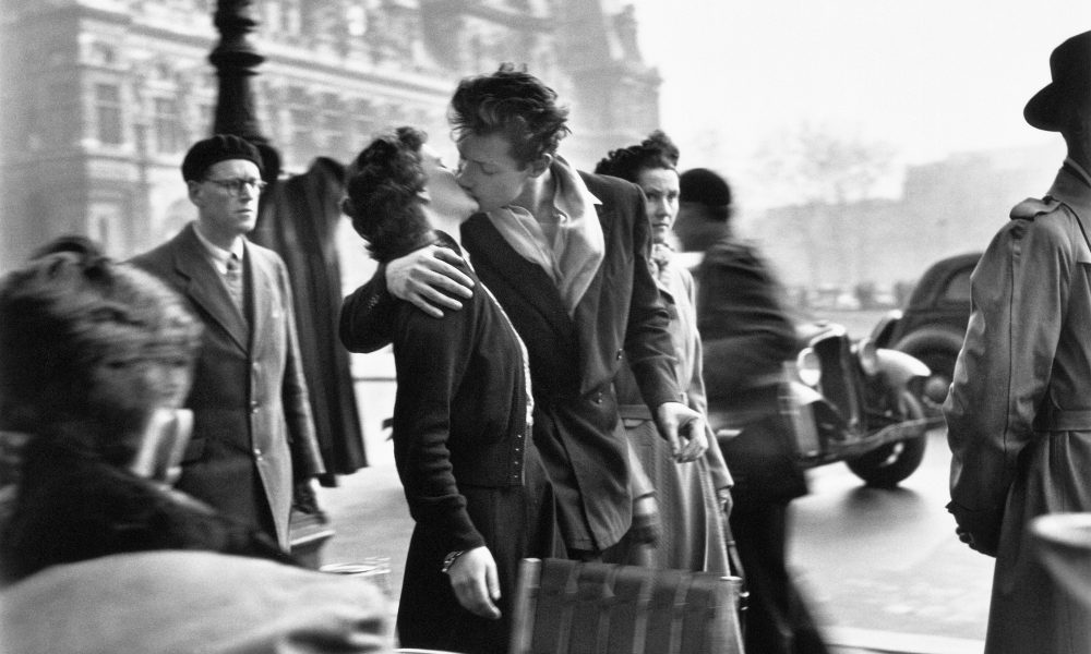 Le baiser de l’Hôtel de Ville, Paris 1950 © Robert Doisneau via studio esseci
