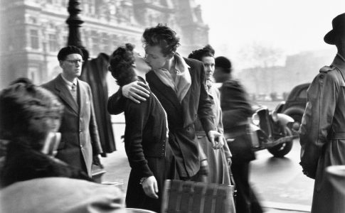Le baiser de l’Hôtel de Ville, Paris 1950 © Robert Doisneau via studio esseci