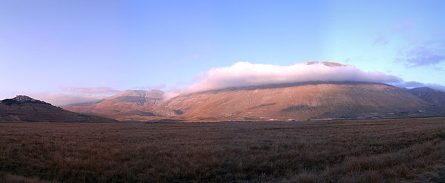 monti sibillini castelluccio di norcia monte vettore via wikimedia commons