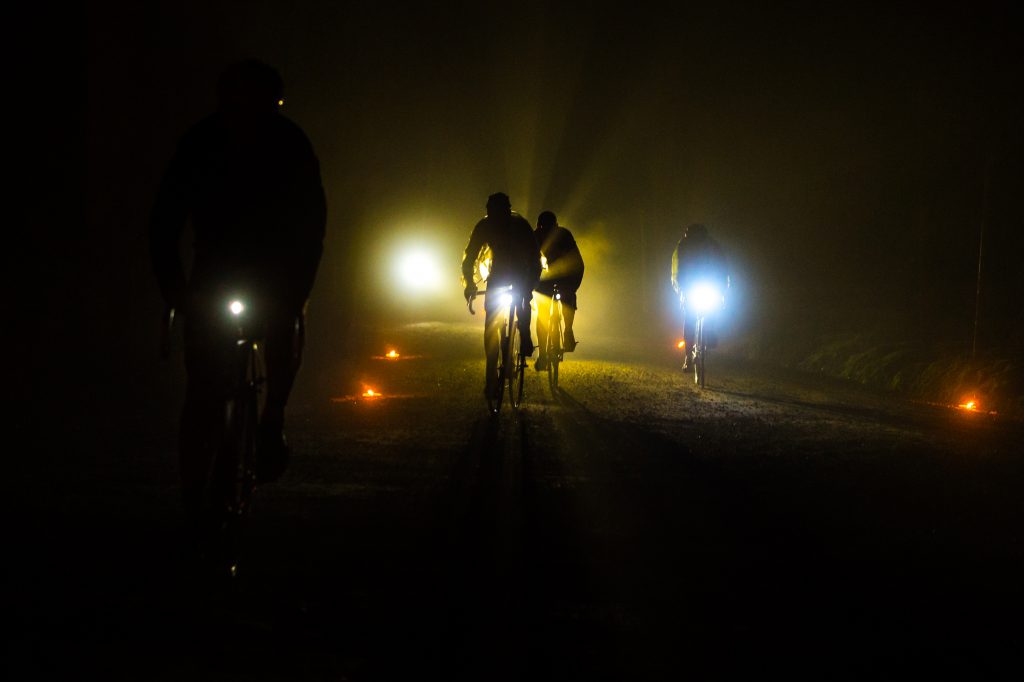 I ciclisti dell'Eroica in notturna. Ph. Paolo Penni Martelli via L'Eroica.