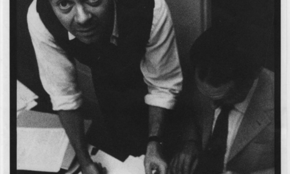 Franco Maria Ricci insieme a Italo Calvino, al lavoro sul volume Tarocchi, pubblicato nel 1969 nella collana “I Segni dell’uomo”
